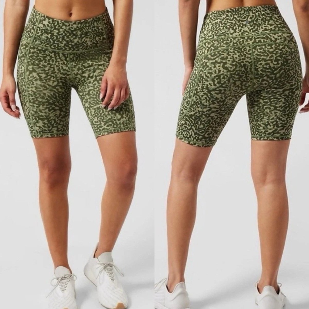 Athleta Ultimate Stash II 7 Inch Short Green Leopard Animal Print Womens Small